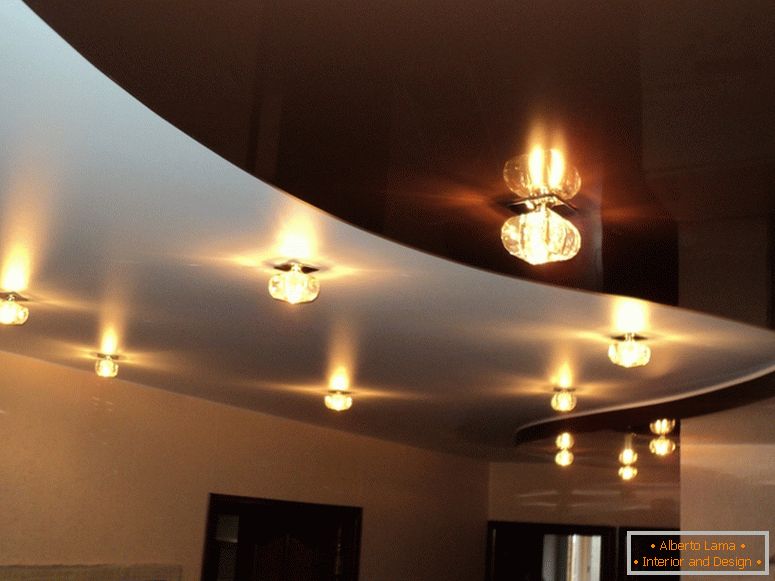 Изключителен таван за просторна всекидневна е особено подходящ при условия на недостатъчно естествено осветление.