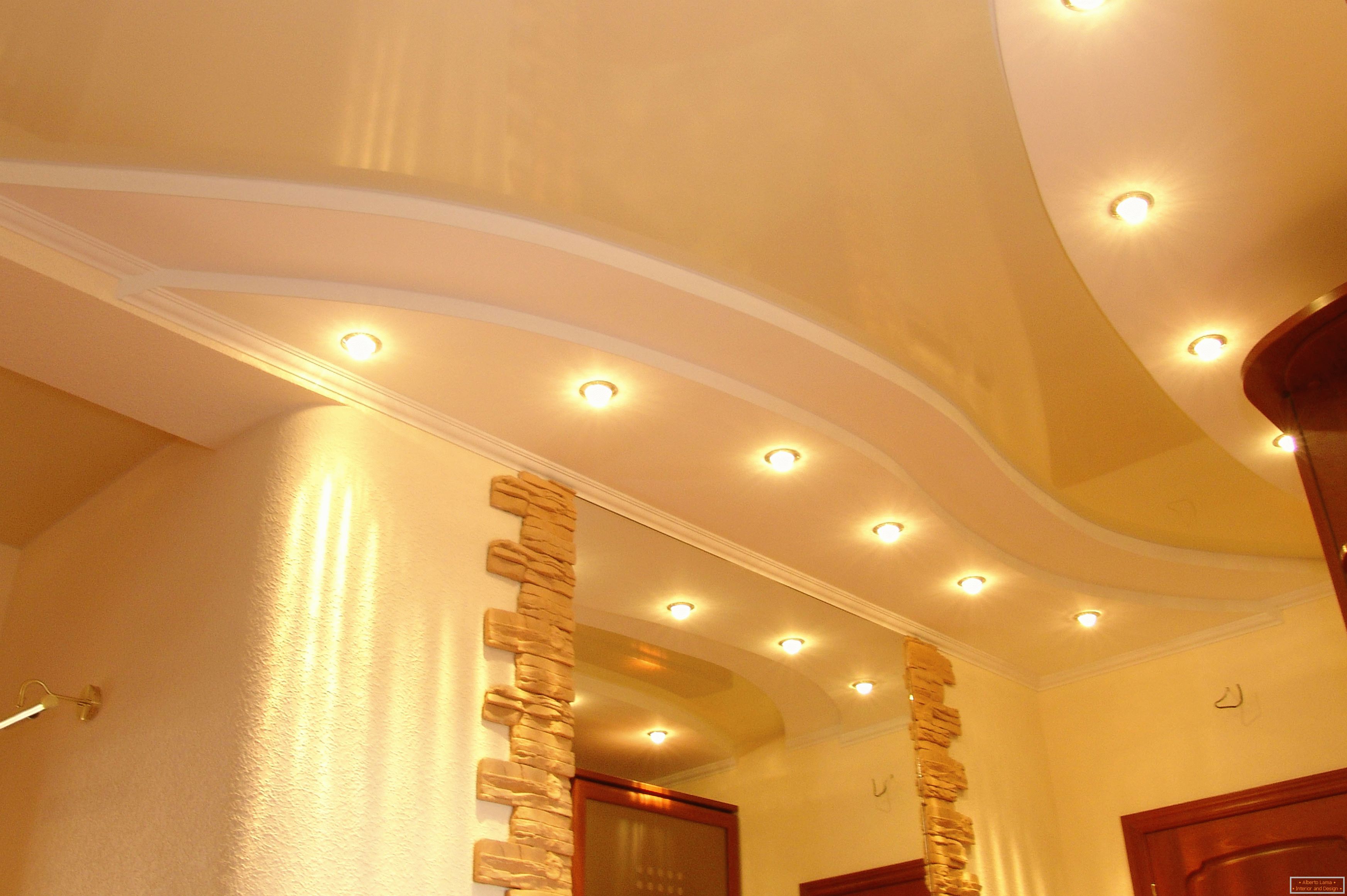 Правилно декориран таван в коридора. Точково осветление - най-приемливата опция за опънати тавани PVC.