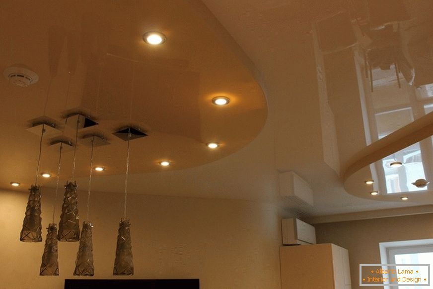 Двустепенна опъна таван PVC в хола на градския апартамент. Концептуалното осветление е добър дизайн.