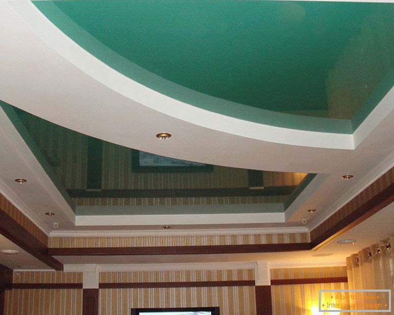 Многослойната конструкция на опънати PVC тавани по гипсокартоново ниво е оборудвана с LED, вградени лампи.