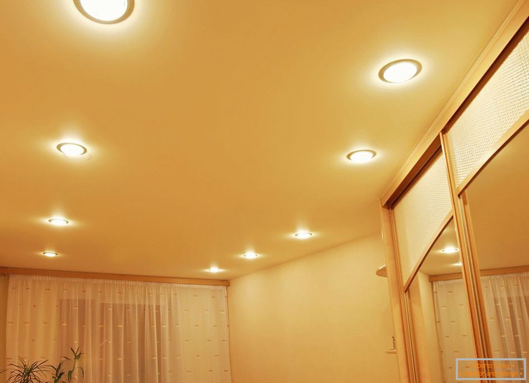 Точковото осветление винаги е изгодно комбинирано с опънати тавани от PVC.