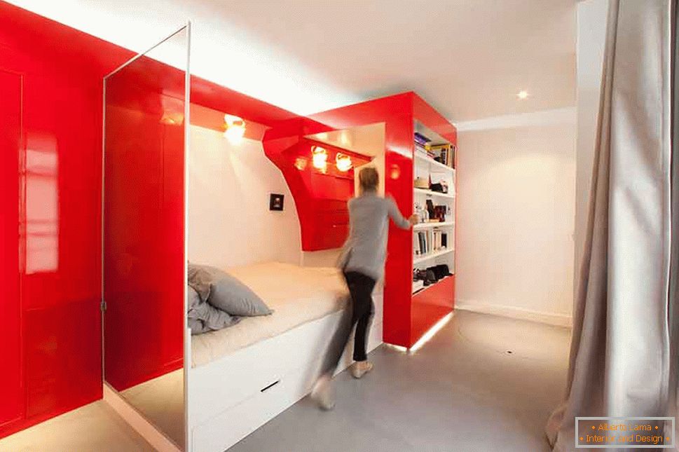 Сгъваема спалня в бял и червен цвят
