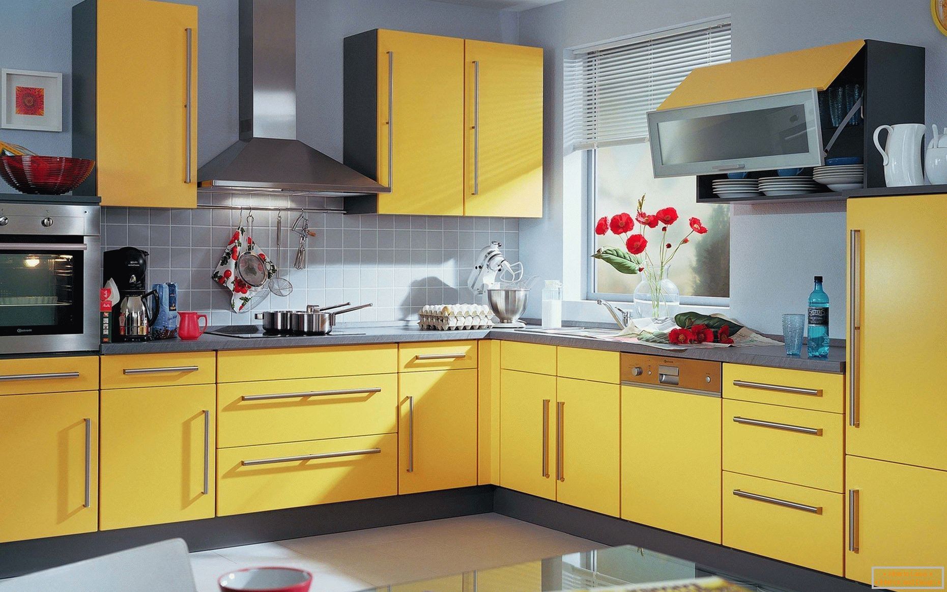 Стени в пастелни цветове, жълта кухня