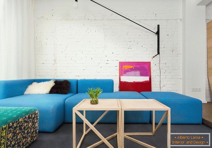 Необичайно решение за скандинавския стил са меките мебели с богат син цвят