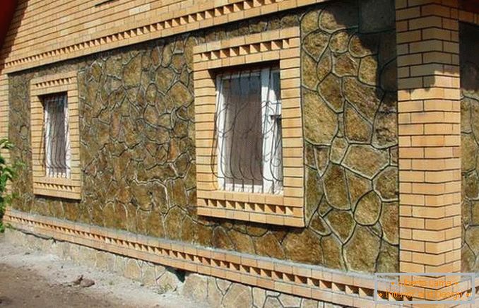 Завършване на фасадите на къщи с естествен камък