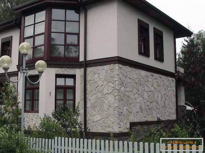 Декориране на фасади на къщи с камък и гипс