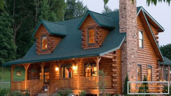 Снимка на дървени къщи от бар със зелен покрив