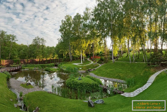 Едно изкуствено езерце зад къщата, което е украсено в стила на хижа. Необичайно, смело решение за дизайна на ландшафтния дизайн.