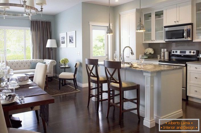 Избран в стила на зоната за отдих, кухненските мебели не развалят общото настроение на просторна всекидневна.