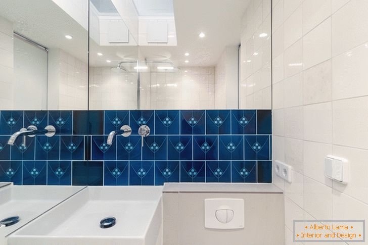Сини плочки на стената в банята