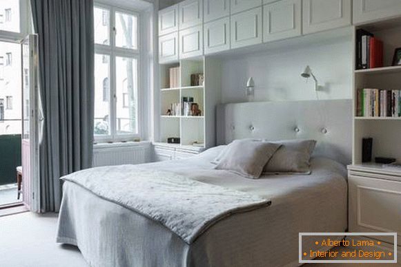 бяла спалня в модерен стил с вградени мебели