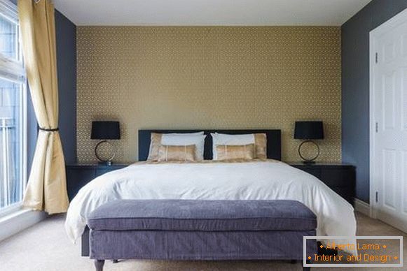 Вътрешността на спалнята в модерен стил и жълто-сини тонове