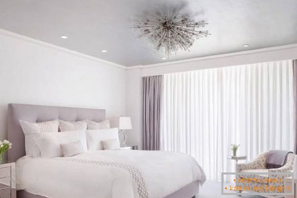 Модерен дизайн на спалнята в лилав цвят