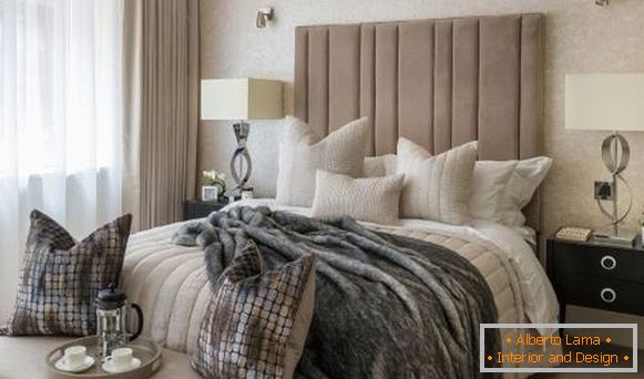 Интериорът на спалнята в модерен стил и луксозен декор