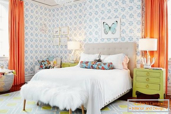 Модерна спалня с ярки тапети
