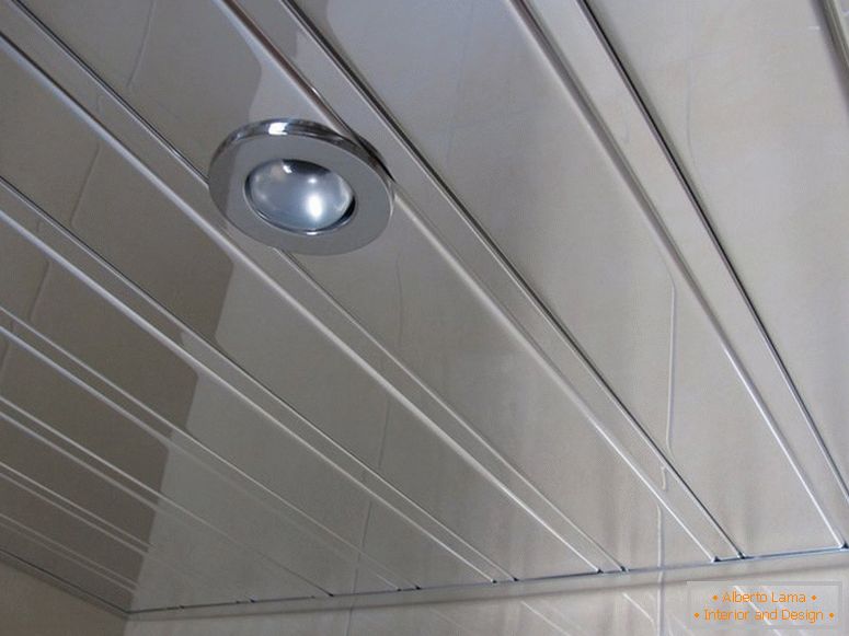 Рафт-таван от алуминий в банята