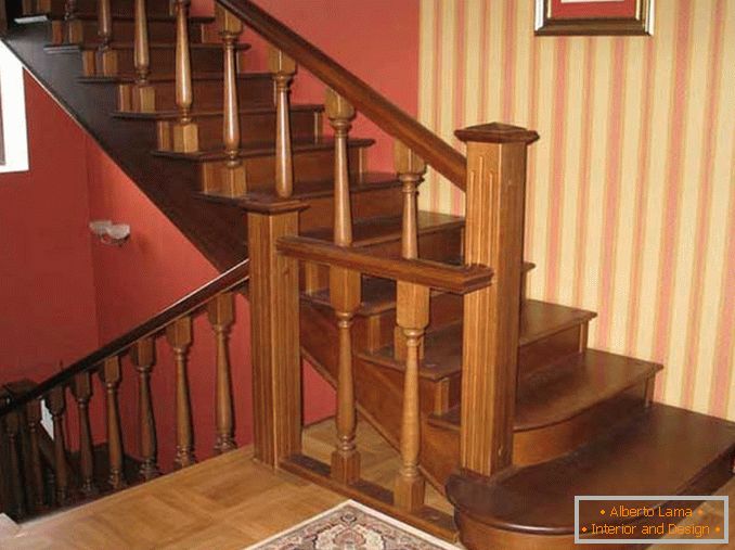 Интериорът на стълбището в малка частна къща, фото 8