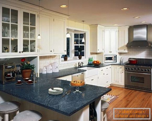 Кухненски интериор в частна къща - бели мебели и черни плотове