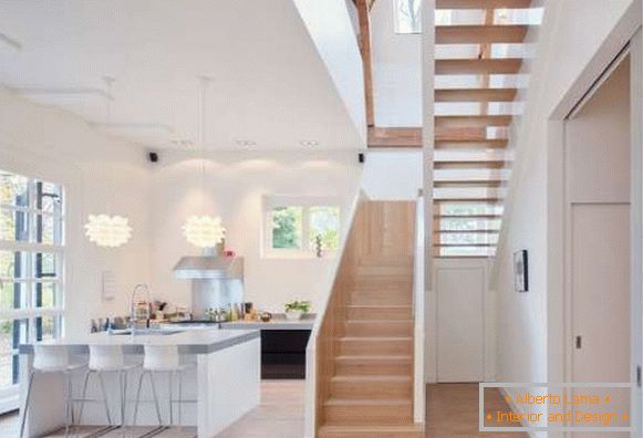 Дизайн и кухненски интериор в частна къща с голям прозорец