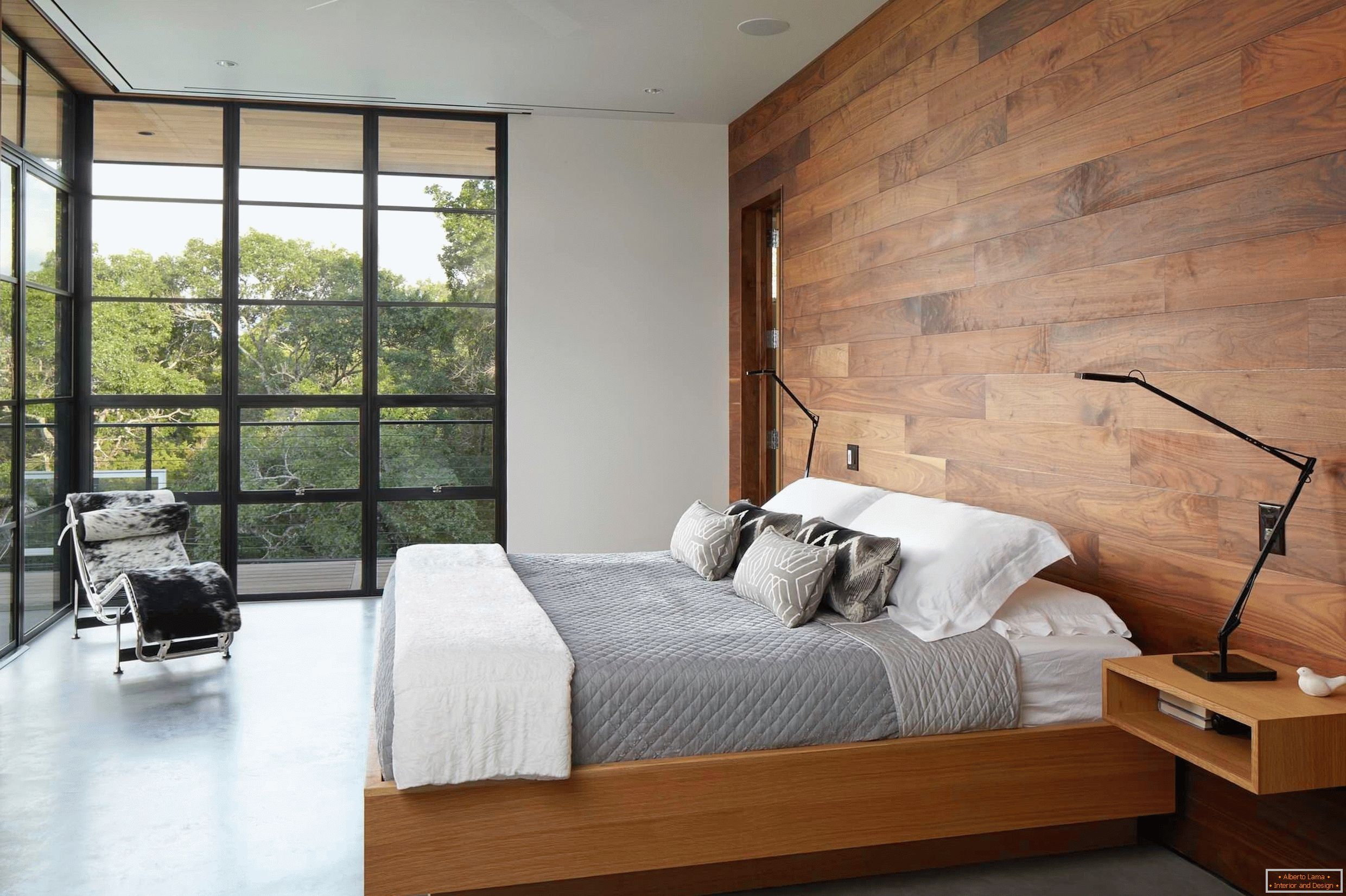 Спалня с дървена обшивка