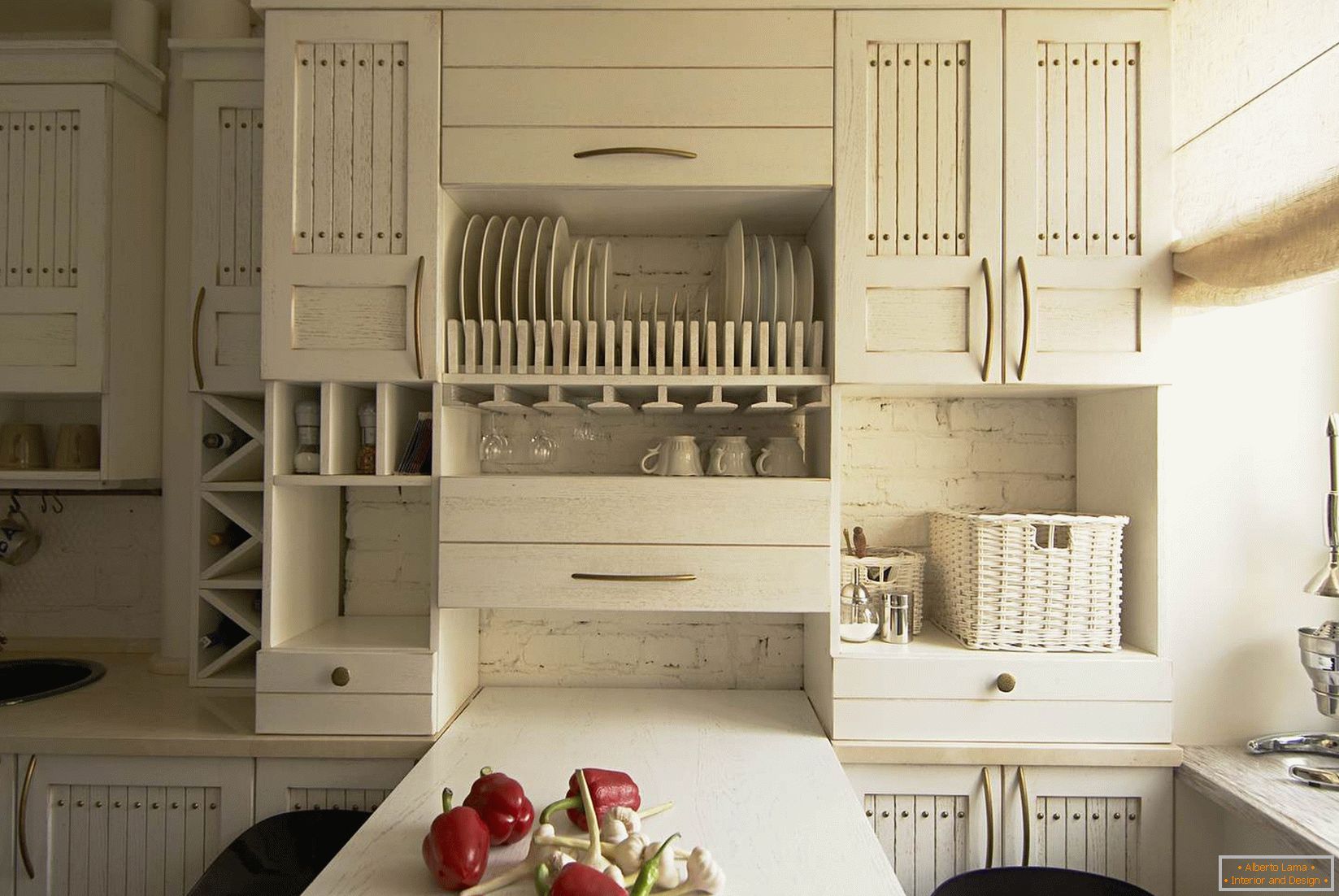Бели мебели в малка кухня