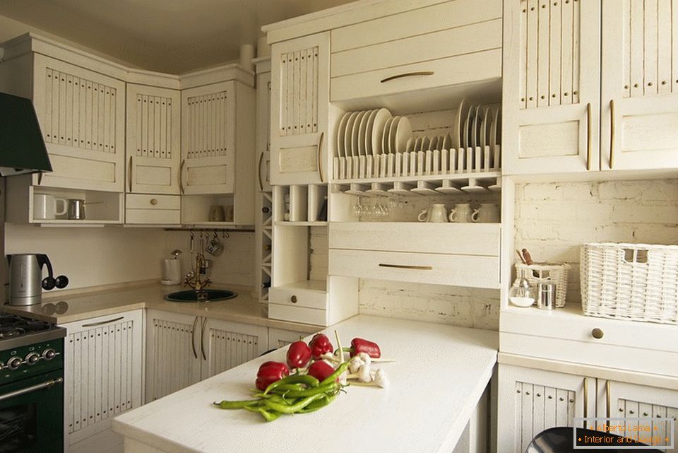 Вградена бяла маса в малка кухня