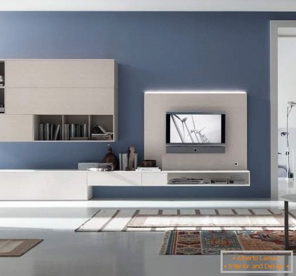 Дизайнът на залата в апартамент в модерен високотехнологичен стил и бели мебели
