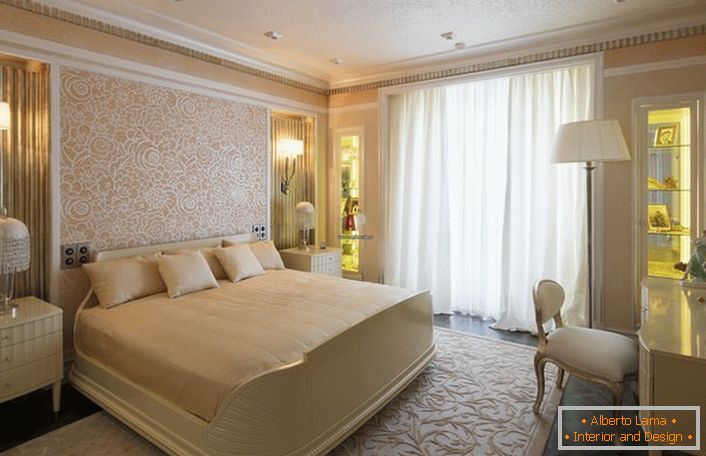 Спалнята в светло бежови цветове с широко легло е идеална за почивка и сън. Дизайнерският проект е направен правилно. Съгласно стилът 