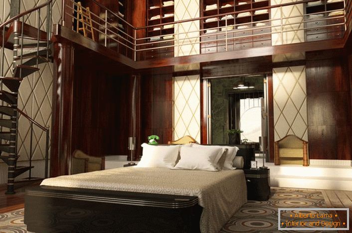Спалнята с високи тавани е украсена доста ефективно. Пространството е организирано функционално и просто. Спиралното стълбище води до впечатляващ гардероб.