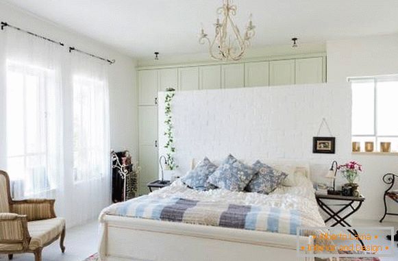 Светла спалня в стил Прованс и красиви цветове