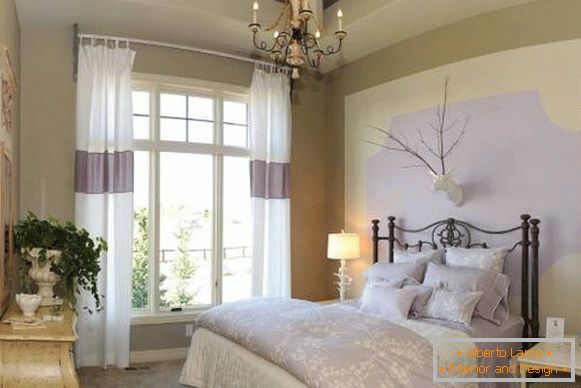 Светлинни завеси в спалнята в стила на Прованс в бял и лилав цвят