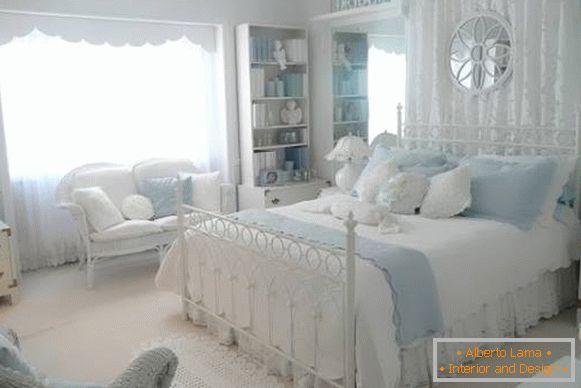 Бяла-синя спалня в стила на Прованс - фото интериор