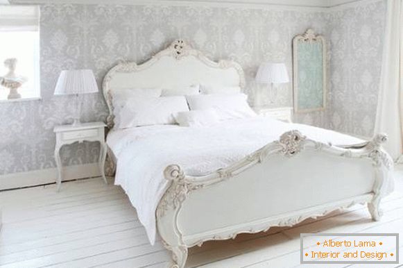 Деликатен люляк тапет в стила на Прованс за спалня - снимка