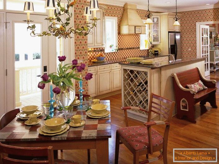 Държавата стил е идеален, ако става въпрос за декориране на кухненско пространство. Малка кухня в селска къща в стила на страната е отлично място за топли семейни събирания.