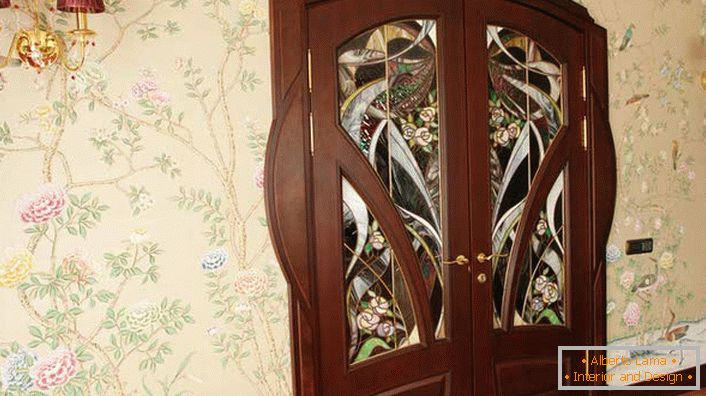 Едно от изискванията на модернистичния стил е естествеността на използваните материали. Интериорните врати, изработени от естествено дърво от Венге, са декорирани с атрактивни витражи. 