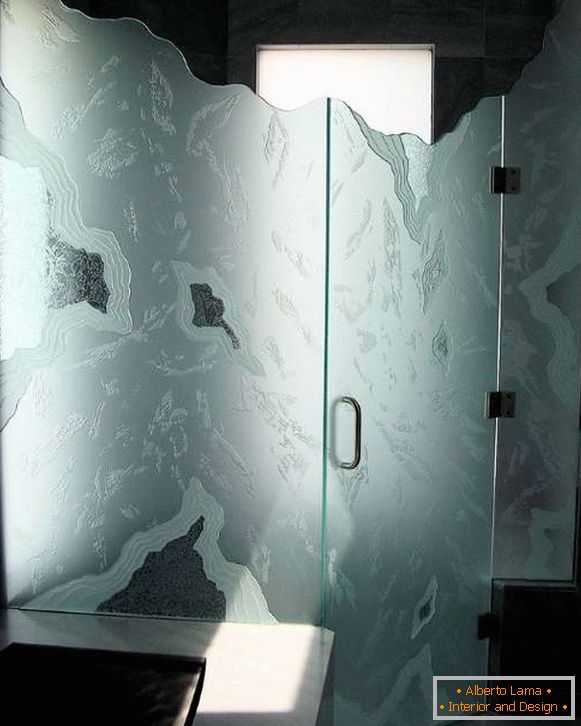 Необичайна стъклена врата в душа - снимка в интериора