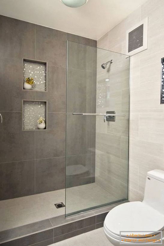 Стъклени врати за душ кабина - снимка в интериора на банята