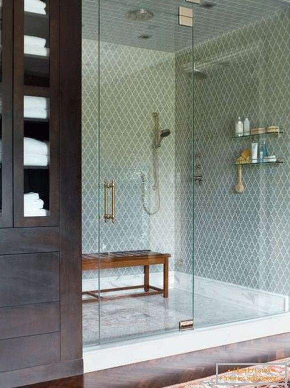 Красива стъклена врата за душ в ниша с ограда