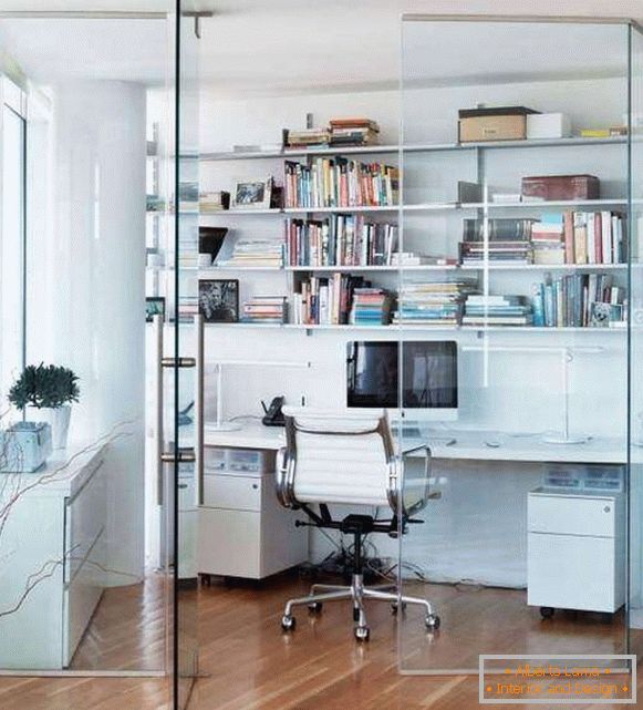 Домашен офис зад стъклени прегради