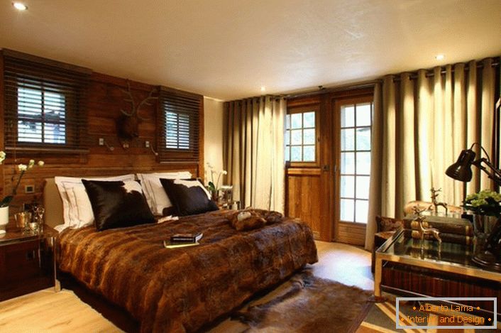 В по-голяма степен се използваше благородна тъмнокафява дървесина, за да украси спалнята.