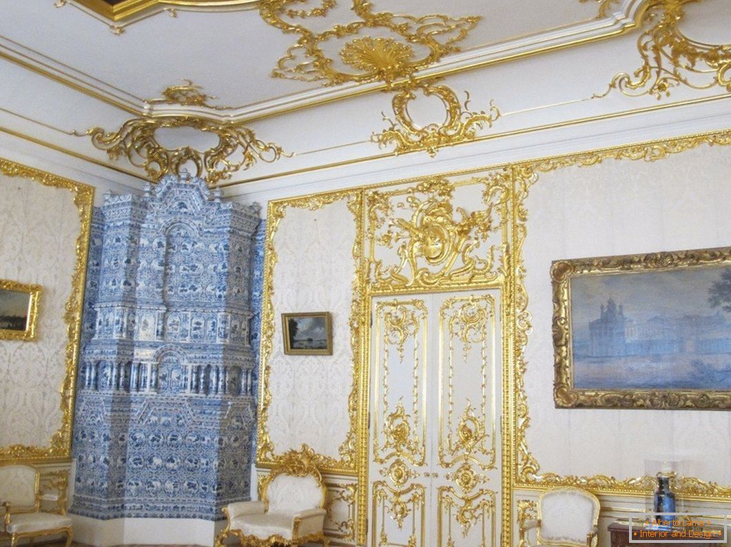 Бял интериор на стая със златни мотиви