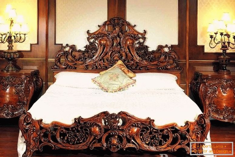 Дървени нощни шкафчета и легло с издълбани шарки