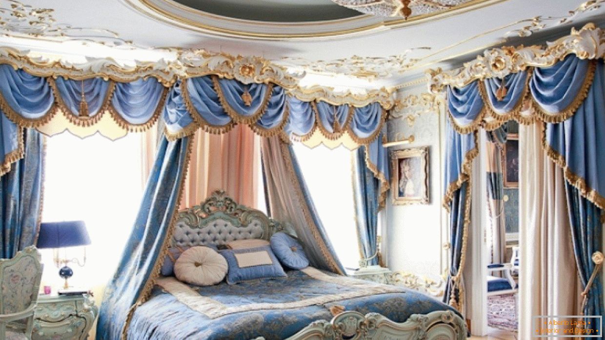 Спалня с бял и син интериор