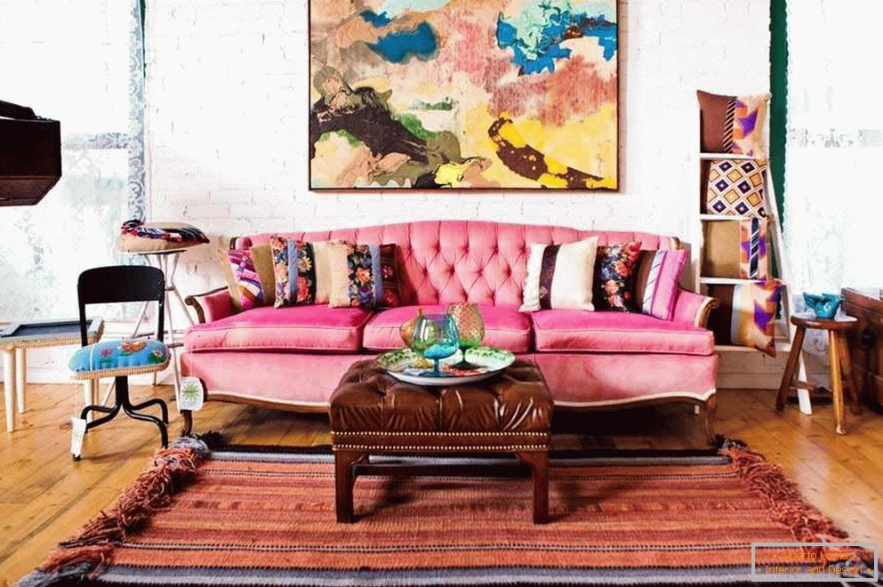 Необичайна картина над дивана
