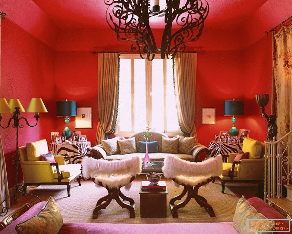 Лампи с многоцветни абажури на фона на червени стени