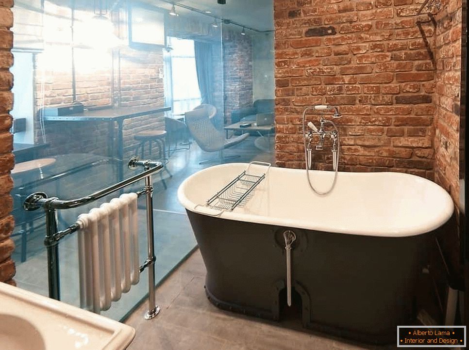 Луксозна баня със стъклена стена в гръндж стил