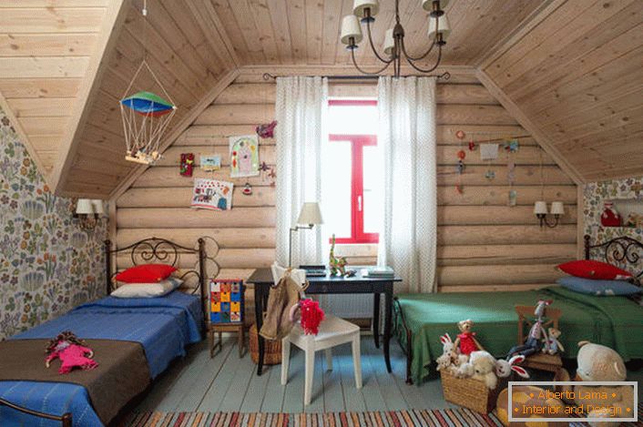Детска спалня в провинциален стил на таванския етаж. Дървен таван и стена с голям прозорец перфектно допълват стила на страната.