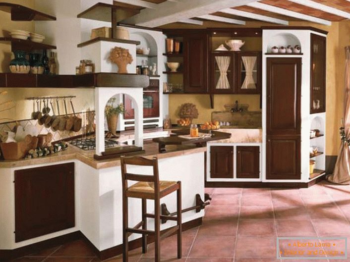 Кухня в провинциален стил в селска къща в една от провинциите на Франция. Просторната, светла кухня е мечтата на всяка любовница.