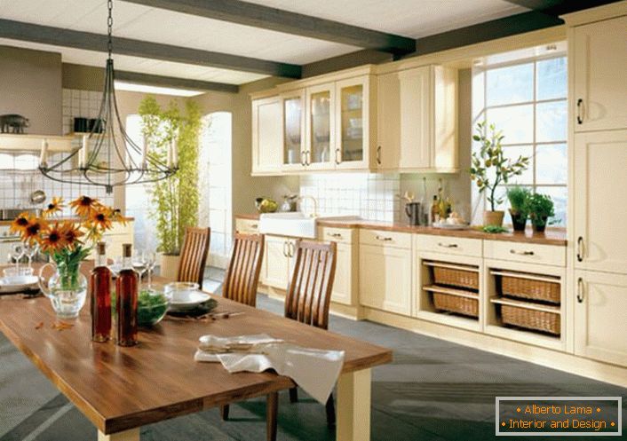 Кухня в стила на страната в голямата къща на едно семейство, което може да се задоволи. За стил в страната, кухненски комплект от дърво в светло бежови тонове е добре избран.