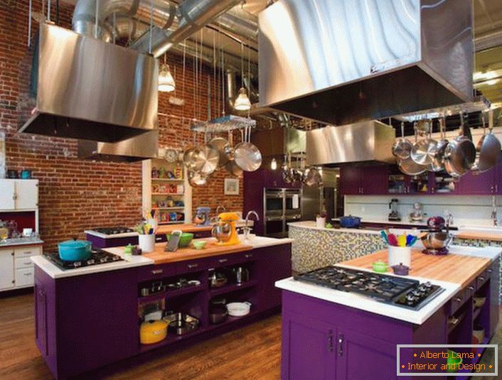 Кухненският комплект е ярко лилаво - необичайно решение за таванско помещение.
